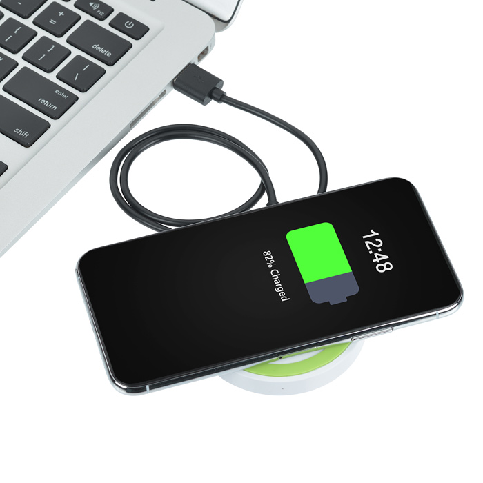 15W Wireless Charging Pad charging iphone while connected to laptop